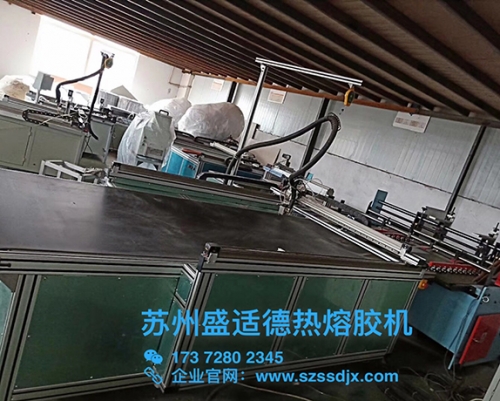 纸箱包装流水线三轴机打胶应用